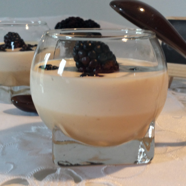 Panacotta vanille, caramel et mûres