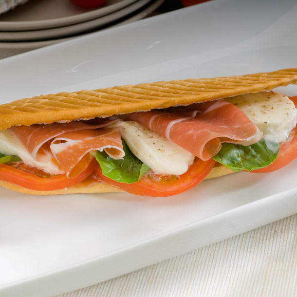 Panini au jambon fumé, tomate et mozzarella