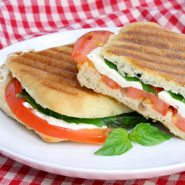 Panini chèvre, miel, tomate et basilic