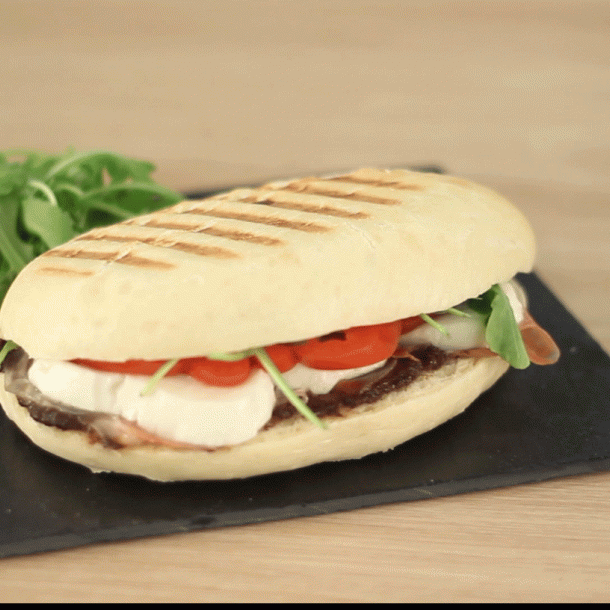 Panini Jambon cru, mozzarella, tomate, roquette et tapenade