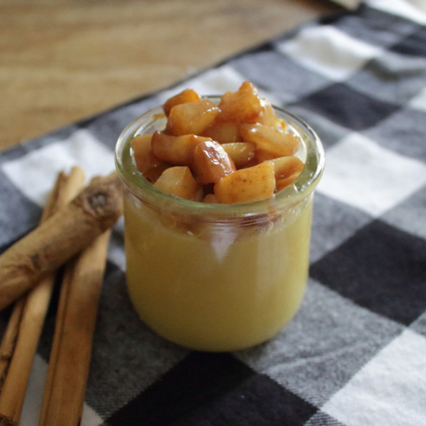Panna cotta à la vanille et aux pommes caramélisées