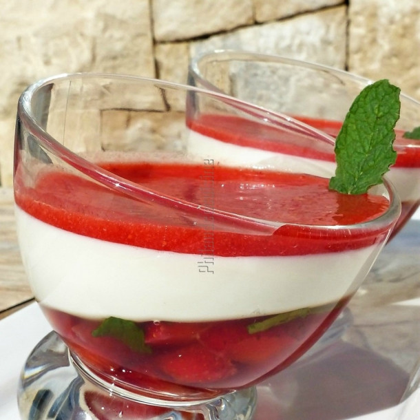 Panna cotta à la vanille sur un lit de fraises en gelée de thé