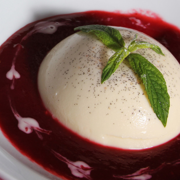 Panna cotta à la verveine citron et son coulis de fraises
