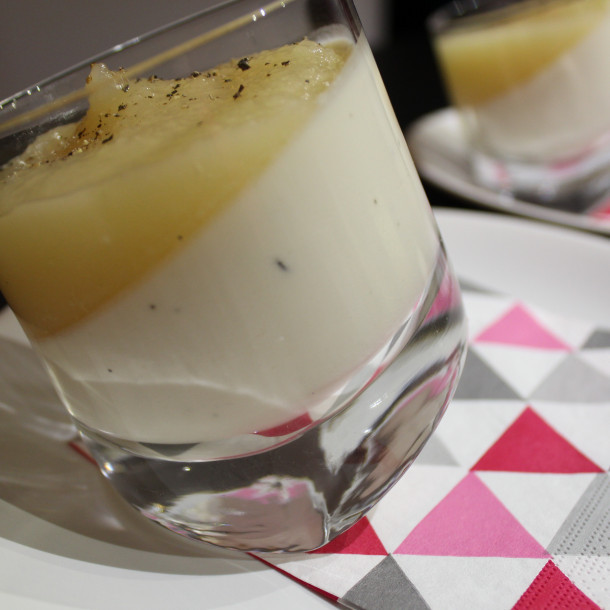 Panna cotta au chèvre et coulis de poire