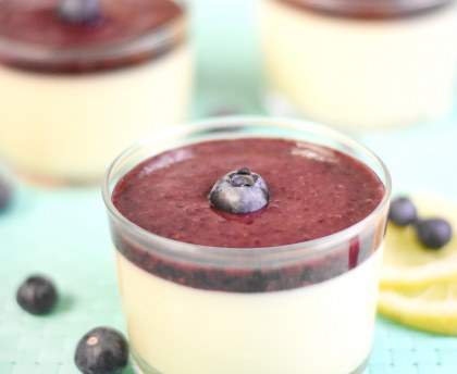Panna Cotta au coeur de Lemon curd et Coulis de Myrtilles