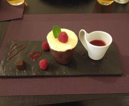 Panna cotta au coulis de framboise et coque en chocolat pour un repas romantique