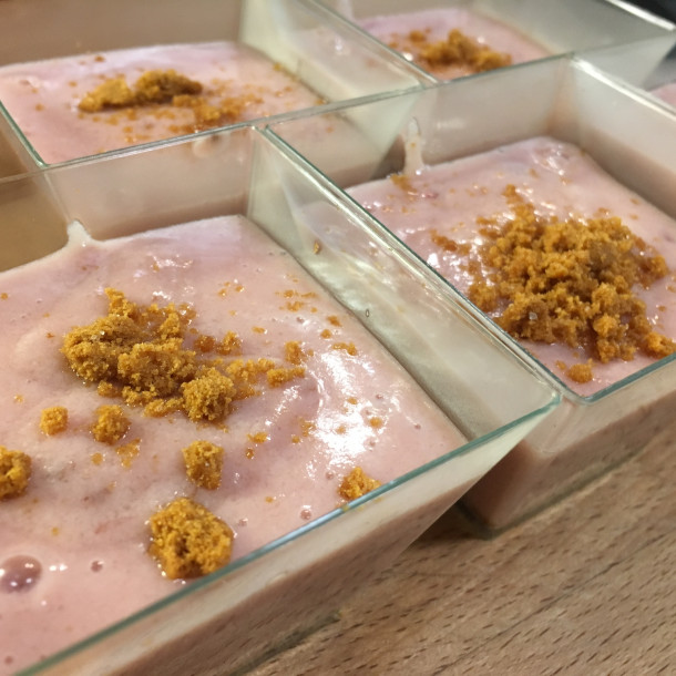 Panna cotta aux fraises pour le dessert du pique-nique 