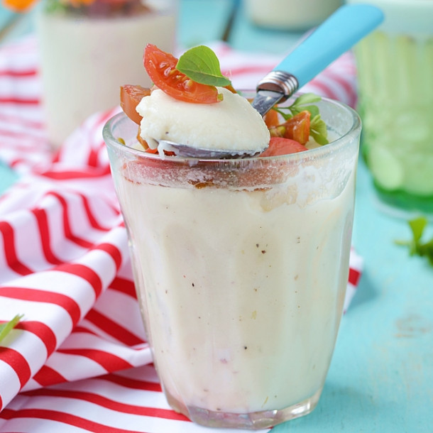 Panna cotta de tomates, poivrons et crème de mozzarella
