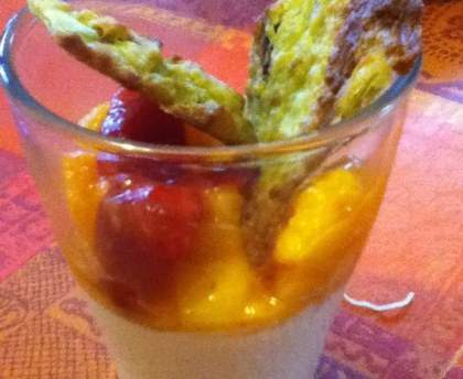 Panna cotta, fruits, biscuit au pain et à l'avocat