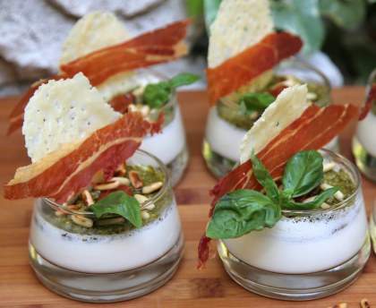 Panna cotta mozzarella et basilic avec tomates séchées, pignons de pin et pesto