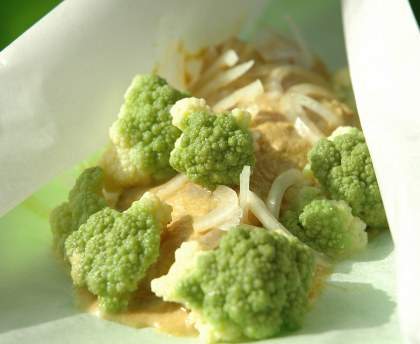 Papillote de poulet curry-coco au chou-fleur