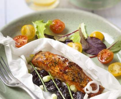 Papillote de saumon aux pruneaux et à la moutarde