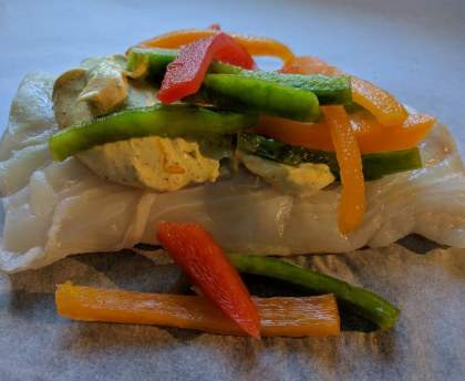 Papillotes de colin au curry et aux trois poivrons