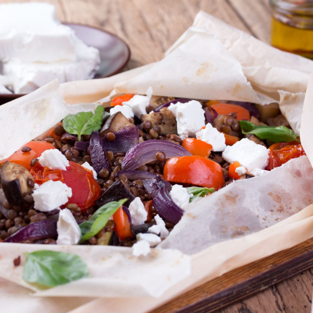 Papillotes végétariennes de lentilles au curry et légumes à la feta