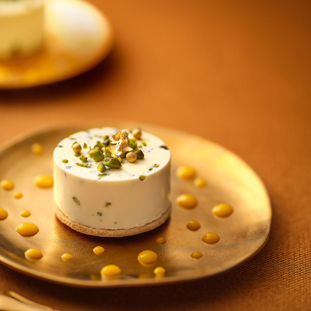 Parfait glacé à la pistache, sablé croquant et coulis de mangue