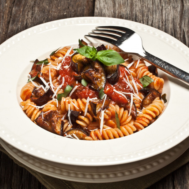Pasta alla  norma (pâtes siciliennes aux aubergines, tomates et ricotta)