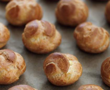 Pâte à choux d'une apprentie pâtissière