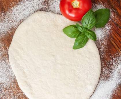 Pâte à pizza et pizza Margherita