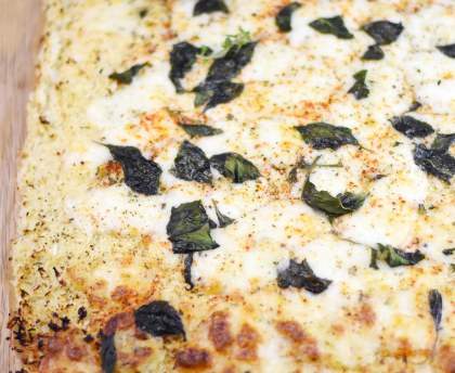 Pâte au chou-fleur pour pizza à la mozzarella