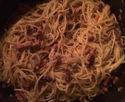 Pâtes à la carbonara et aux légumes du soleil