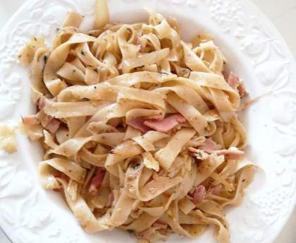 Pâtes au jambon et au curry à l'asiatique