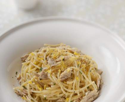 Pâtes au thon, crème à l'ail et au citron