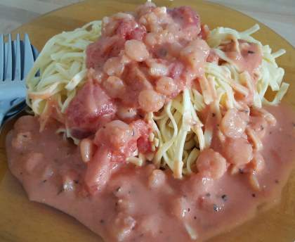 Pâtes aux crevettes et sauce tomate fraîche