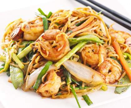Pâtes chinoises aux légumes et crevettes