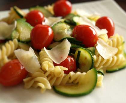 Pâtes courgette tomate et ricotta