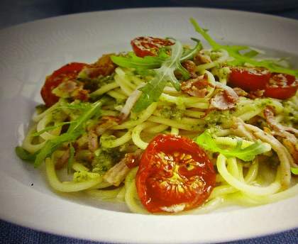 Pâtes faciles au pesto, roquette et bacon