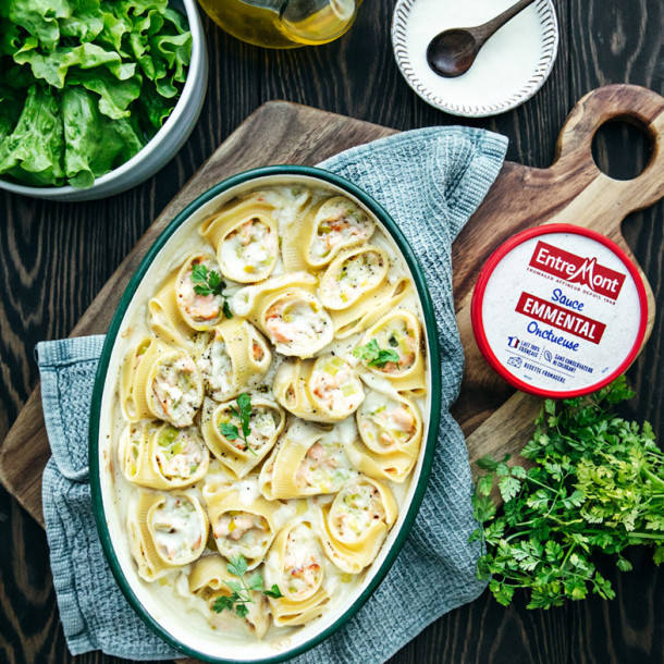 Pâtes farcies au saumon, poireaux et sauce emmental