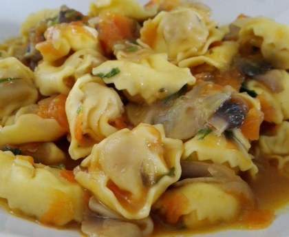 Pâtes fourrées au jambon dans leur bouillon de légumes