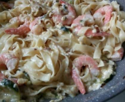 Pâtes safranées aux crevettes et courgettes