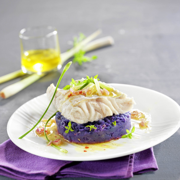 Pavé de julienne poché à la citronnelle et écrasé de vitelotte