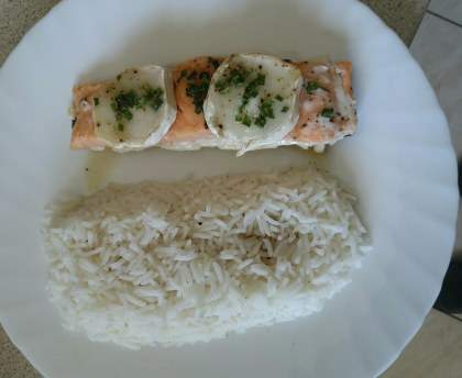 Pavé de saumon au chèvre chaud et miel en papillote