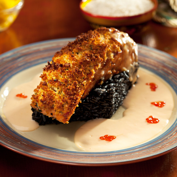Pavé de saumon en croûte et risotto noir à la crème