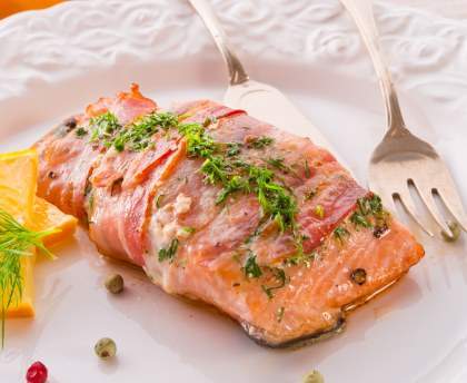 Pavé de saumon rôti à l'ail et au lard