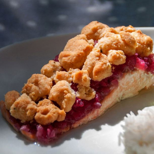 Pavés de saumon, lit de confiture d'oignons rouges et crumble de parmesan 