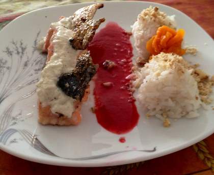 Pavés de saumon noix de coco et vanille, coulis de framboise, makis de riz croustillant et carottes au sucre