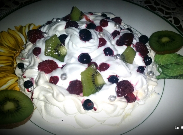 Pavlova aux fruits rouges et kiwi