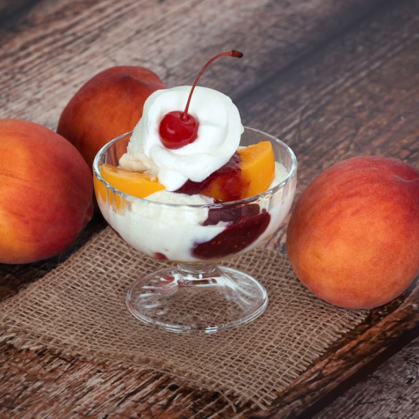 Pêche melba aux amandes et coulis de groseilles