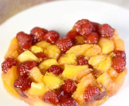 Pêches en gelée de thé aux fruits rouges