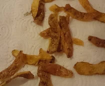 Pelures de pomme de terre en chips
