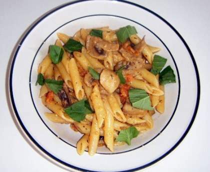 Penne à la fondue de champignons, tomates fraîches et basilic