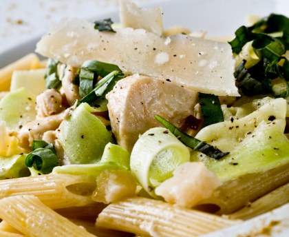 Penne aux rubans de courgettes et poulet au parmesan