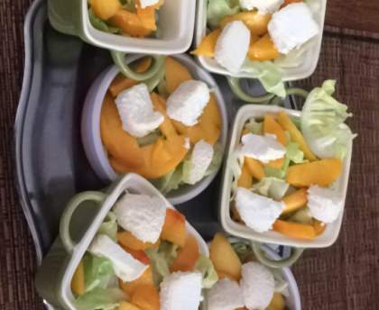 petite salade aux pêches et au chèvre
