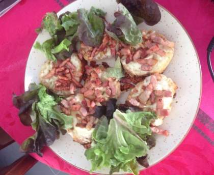 Petites bouchées tomates mozzarella lardons