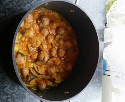 Petites boulettes de chair à saucisses à la fondue de tomate-courgette