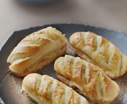 Petits pains briochés au saumon et au fromage