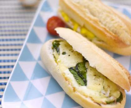 Petits pains farcis aux oeufs fromage cebettes et tomates cerise